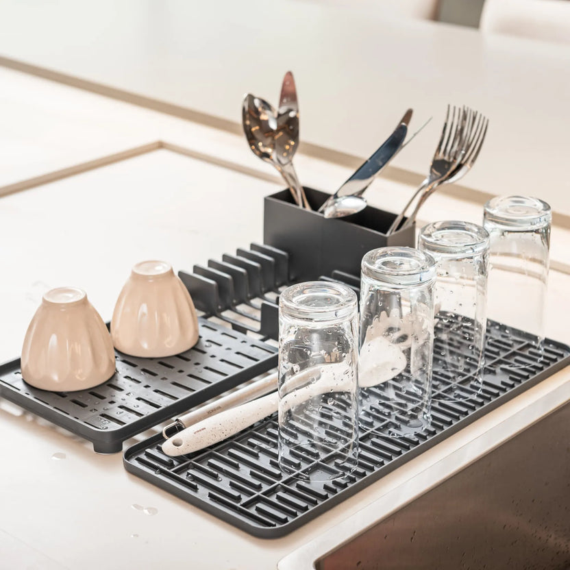 escorredor de louças com tapete de pia